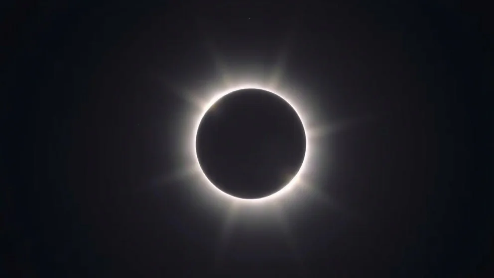 Vad är en solförmörkelse egentligen